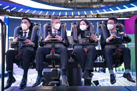 MWC 2022'에 마련된 SK텔레콤 전시장 내 4D 메타버스 체험을 위한 시뮬레이터에 관람객들이 탑승하고 있다.