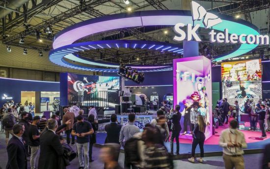4D메타버스 체험을 바라보는 관람객들과 SKT 전시관 전경.