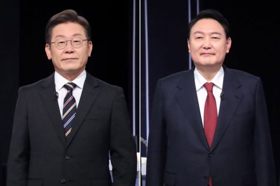 지난 2일 서울 KBS 스튜디오에서 열린 중앙선거관리위원회가 주관하는 제20대 대통령선거 후보자 3차 사회분야 방송토론회에 참석한 이재명 더불어민주당 대선 후보(왼쪽)와 윤석열 국민의힘 대선 후보. [이미지출처=연합뉴스]