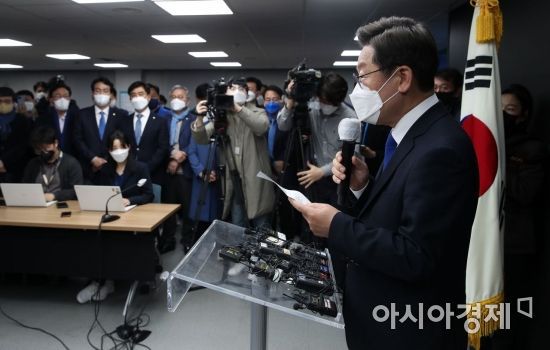 이재명 더불어민주당 대선후보가 10일 서울 여의도 중앙당사에서 대선 승복 기자회견을 갖고 있다./윤동주 기자 doso7@