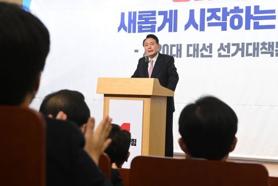 윤석열 대통령 당선인이 10일 오후 국회 도서관에서 열린 선대본부 해단식에서 발언하고 있다. / 사진=연합뉴스