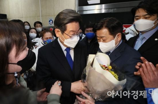이재명 더불어민주당 후보가 10일 서울 여의도 중앙당사로 들어서며 지지자들을 위로 하고 있다./윤동주 기자 doso7@