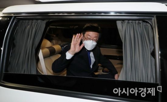 이재명 더불어민주당 후보가 10일 서울 여의도 중앙당사에서 대선 승복 기자회견을 마친 후 당사를 나서고 있다./윤동주 기자 doso7@