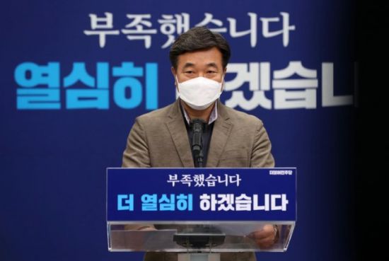 윤호중 더불어민주당 비상대책위원장 겸 원내대표가 13일 오전 서울 여의도 국회에서 비상대책위원회 인선 발표를 하고 있다. 사진공동취재단