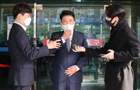 하나은행 신입사원 채용에 영향력을 행사해 특정 지원자가 합격하도록 한 혐의로 4년 가까이 재판을 받아온 함영주 하나금융그룹 부회장(전 하나은행장)이 11일 오후 1심에서 무죄를 선고받고 서울서부지법을 나서며 취재진의 질문을 받고 있다. [이미지출처=연합뉴스]