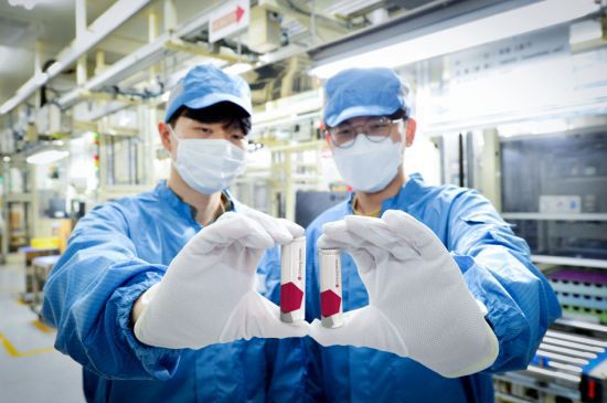 LG에너지솔루션 직원이 원통형 배터리를 선보이고 있다. [사진제공 = LG에너지솔루션]