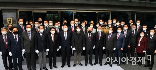 18일 서울 종로구 금융감독원 연수원에 마련된 인수위원회에서 열린 현판식에 참석한 윤석열 당선인과 안철수 인수위원장 등 참석자들이 현판식 후 포즈를 취하고 있다./윤동주 기자 doso7@