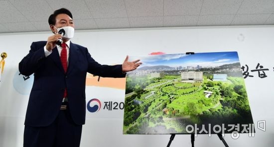윤석열 대통령 당선인이 20일 서울 종로구 삼청동 한국금융연수원 별관에 마련된 대통령직인수위원회 회견장에서 청와대 대통령 집무실의 용산 국방부 청사 이전 관련 기자회견을 하고 있다./윤동주 기자 doso7@