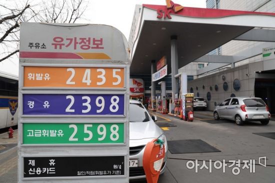 러시아의 우크라이나 침공 사태로 국제유가가 급등하면서 국내 기름값도 연일 고공행진을 이어가고 있다. 23일 서울 한 주유소에 휘발유와 경유가 리터당 2000원을 훌쩍 넘은 가격으로 판매되고 있다. /문호남 기자 munonam@