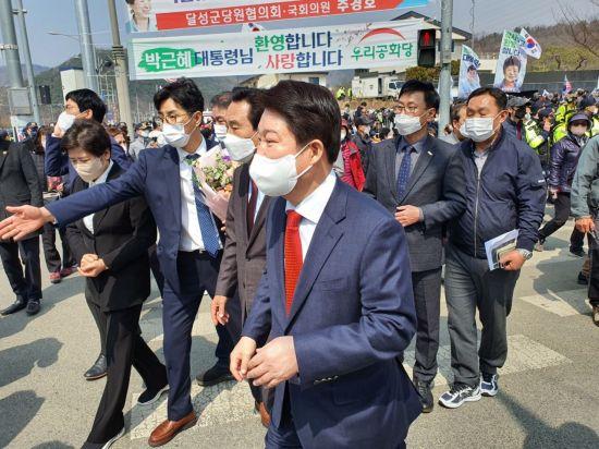 24일 대구 달성군 유가읍 박근혜 전 대통령 사저 앞에서 권영진 대구시장이 박 전 대통령의 도착을 기다리고 있다. / 여종구 기자 jisu5819@