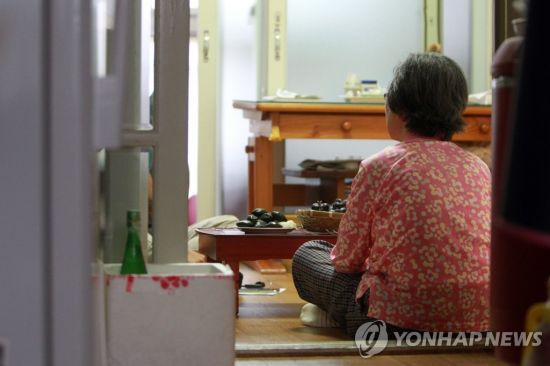 전문가는 독거노인을 지원하기 위해 정부·지방자치단체의 적극적인 '찾아가는 복지 서비스' 구축이 필요하다고 강조했다. 사진은 기사 중 특정 표현과 관계 없음. / 사진=연합뉴스