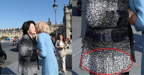 김정숙 여사가 2018년 10월 에마뉘엘 마크롱 대통령의 배우자인 브리지트 마크롱 여사와 프랑스 파리 루브르 박물관 인근서 만나 인사하고 있다. [이미지출처=연합뉴스]