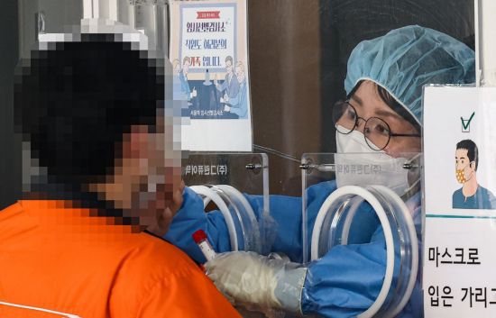 29일 서울 중구 서울역 선별진료소에서 관계자가 유전자증폭(PCR) 검사를 시행하고 있다. 이날 코로나19 신규 확진자 수는 34만7554명으로 전날 대비 16만여명 늘었다. / 사진=연합뉴스