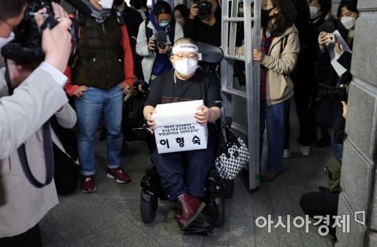 지난달 30일 서울 종로구 지하철 3호선 경복궁역 탑승장에서 전국장애인차별철폐연대가 진행한 장애인권리예산 및 관련법 개정 요구에 대한 인수위 답변 촉구 삭발 투쟁 결의식에서 이형숙 서울시장애인자립생활센터협의회장이 삭발을 마치고 지하철에 오르고 있다./김현민 기자 kimhyun81@