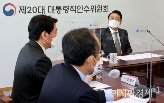 윤석열 대통령 당선인이 31일 서울 종로구 통의동 대통령직인수위원회에서 열린 경제 1·2분과, 과학기술교육분과 업무보고 회의에 참석해 안철수 인수위원장의 모두발언을 경청하고 있다./김현민 기자 kimhyun81@