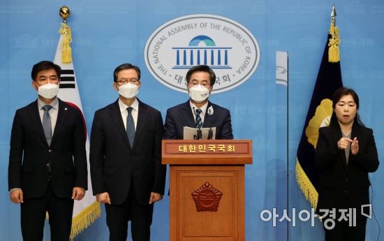 김동연 새로운물결 대표가 31일 국회 소통관에서 6·1 지방선거 경기도지사 출마 선언을 하고 있다./윤동주 기자 doso7@