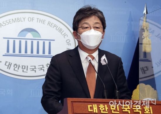 유승민 전 의원이 31일 국회 소통관에서 6·1 지방선거 경기지사 출마 공식 선언 기자회견을 하고 있다./윤동주 기자 doso7@