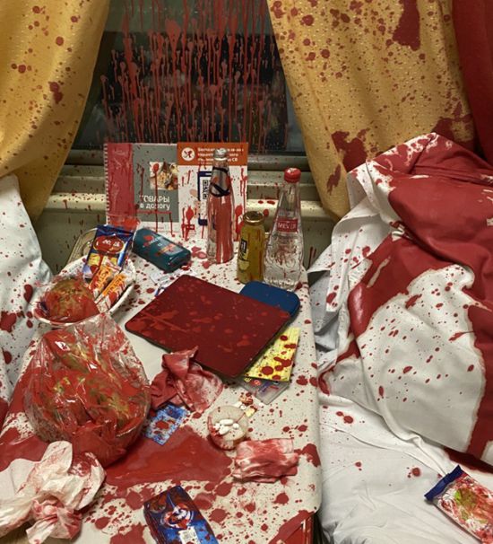 러시아 유력 독립언론 ‘노바야 가제타’의 편집장인 드미트리 무라토프는 7일 모스크바에 출발한 사마라행 기차에서 정체불명의 한 남성으로부터 붉은 페인트로 공격을 당했다./사진=노바야 가제타 트위터 캡처.