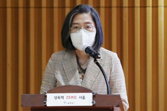 이수정 경기대 범죄심리학과 교수. 사진은 이 교수가 지난해 5월 서울시청 다목적홀에서 열린 2021년 상반기 성인지·성적 괴롭힘 등 폭력예방 특별교육에서 강연을 하고 있는 모습. [이미지출처=연합뉴스]