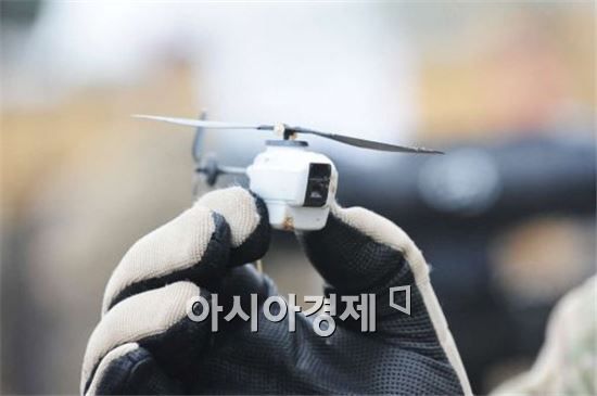 미군이 올해 실전배치할 계획인 초소형 드론 '블랙호넷'