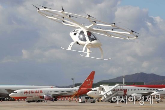 11일 서울 김포비즈니스항공센터(SGBAC)에서 열린 ‘도심항공교통(UAM) 비행 시연 행사’에서 볼로콥터가 시험 비행을 하고 있다. 도심항공교통은 도심 내 활용이 가능한 친환경 전기동력 수직이착륙기 등을 이용해 승객이나 화물 운송 등을 목적으로 타 교통수단과 연계되어 운용되는 새로운 항공교통체계다. /문호남 기자 munonam@