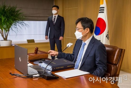 주상영 금통위원회 의장 직무대행이 14일 오전 서울 중구 한국은행에서 열린 금융통화위원회 본회의를 주재하고 있다. 2022.04.14. 사진공동취재단