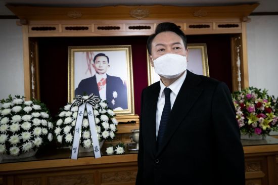 지난 2월18일 윤석열 당시 국민의힘 대선후보가 대통령 당선인이 경북 구미시 박정희 전 대통령 생가를 찾아 헌화한 뒤 이동하고 있다. [이미지출처=연합뉴스]