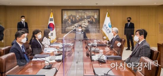 주상영 금통위원회 의장 직무대행이 14일 오전 서울 중구 한국은행에서 열린 금융통화위원회 본회의를 주재하고 있다. 2022.04.14. 사진공동취재단