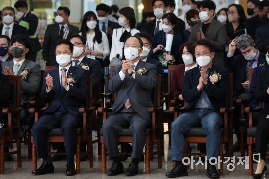 우수 중소기업 제품의 국내 공공판로 확대와 해외조달시장으로의 진출을 지원하기 위한 공공조달 종합박람회 ‘코리아 나라장터 엑스포 2022’가 13일 경기 고양 킨텍스에서 열렸다. 개막식에 김정우 조달청장(왼쪽), 홍남기 경제부총리 겸 기획재정부 장관, 권칠승 중소벤처기업부 장관이 참석해 있다. /문호남 기자 munonam@