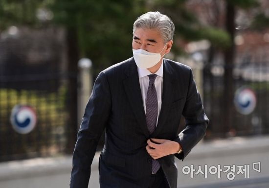 성김 미 국무부 동아시아태평양 차관보 대행이 19일 서울 종로구 외교부에서 열린 '한미 양자 정책대화'(BPD)'에 참석하기 위해 이동하고 있다./강진형 기자aymsdream@