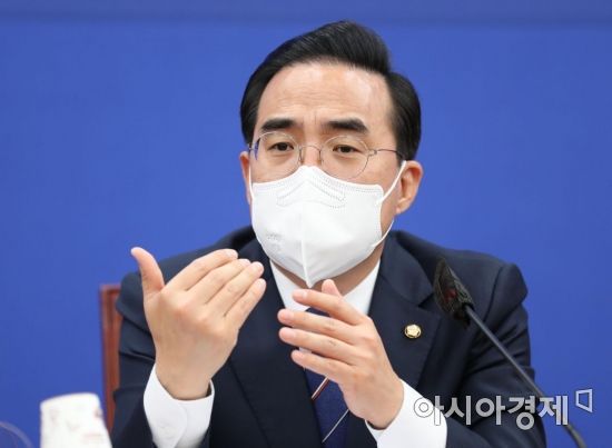 박홍근 더불어민주당 원내대표가 18일 국회에서 현안 기자간담회를 갖고 있다./윤동주 기자 doso7@