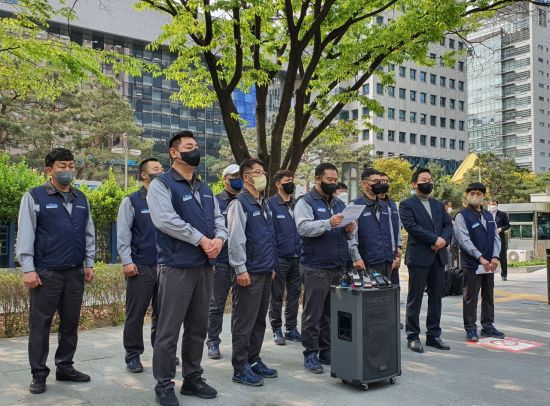 21일 쌍용차 노사는 한국거래소에 상장폐지 개선기간 연장을 위한 탄원서와 청원서를 제출했다. 사진은 성명서를 읽는 선목래 쌍용차 노동조합 위원장(앞 줄 왼쪽에서 세번째)와 박장호 생산본부장(오른쪽 두번째).