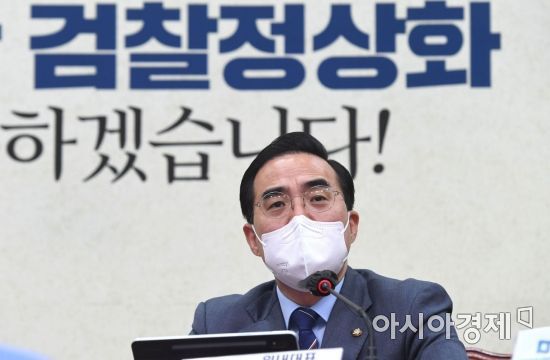 박홍근 더불어민주당 원내대표가 22일 국회에서 열린 비상대책위원회의에 참석하고 있다./윤동주 기자 doso7@