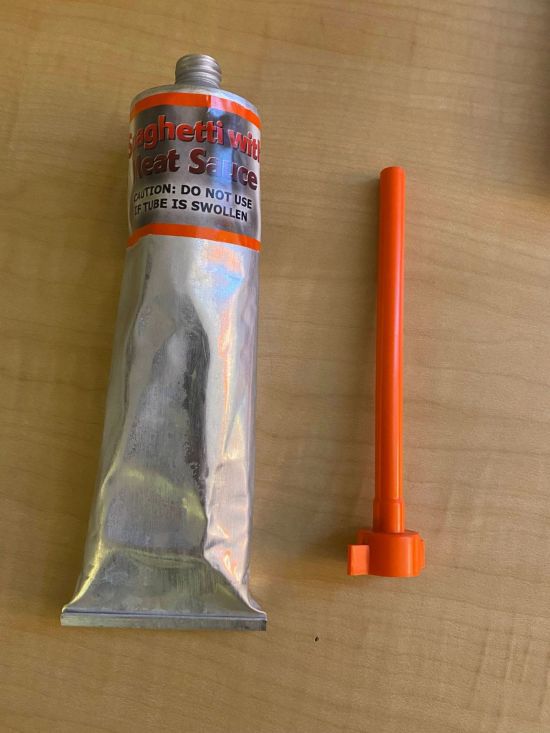 한국계 미국인 우주조종사 조니 킴이 공개한 우주용 튜브 스파게티. 사진 출처 = 조니 킴의 페이스북 계정.