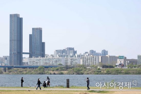 완연한 봄 날씨를 보인 15일 서울 반포한강공원에서 바라본 하늘이 맑다. /문호남 기자 munonam@