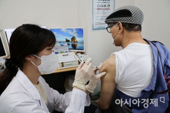 60세 이상 사전예약자에 대한 코로나19 4차 예방접종이 시작된 25일 서울 강서구 부민병원에서 한 시민이 백신을 접종하고 있다. 2022. 4. 25 사진공동취재단 (초상권 동의 얻음)