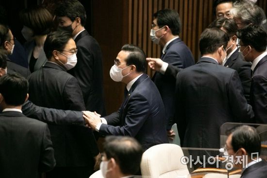 박홍근 더불어민주당 원내대표가 3일 국회 본회의에서 '검수완박' 두번째 법안인 형사소송법 개정안과 ‘중대범죄수사청(중수청)’ 설치를 다루는 국회 사법개혁특별위원회 구성안이 통과 된 후 본회의가 산회하자 의원들과 인사를 나누고 있다./윤동주 기자 doso7@