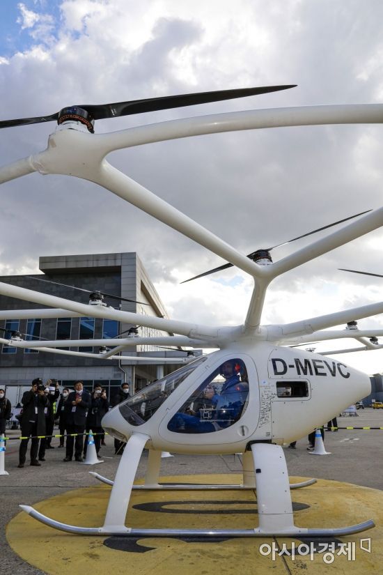 다미안 히시어(Damian hischier) 테스트 파일럿이 11일 서울 김포비즈니스항공센터(SGBAC)에서 열린 도심항공교통(UAM) 비행 시연 행사에서 볼로콥터 현장비행을 마치고 취재진에게 포즈를 잡고 있다. /문호남 기자 munonam@