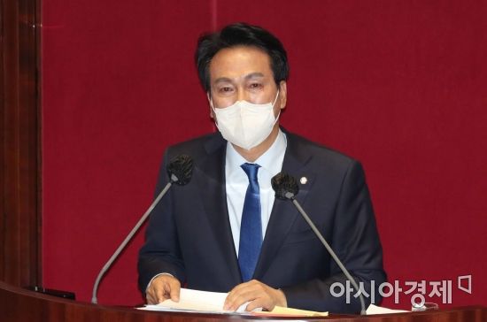 안민석 더불어민주당 의원이 27일 국회 본회의장에서 ‘검수완박’(검찰 수사·기소권 분리) 찬성을 위한 무제한 토론(필리버스터)을 하고 있다./윤동주 기자 doso7@