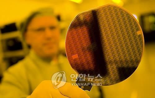 초임계 세정장비는 반도체 회로를 훼손하지 않고 기판을 씻어낼 수 있다. / 사진=연합뉴스