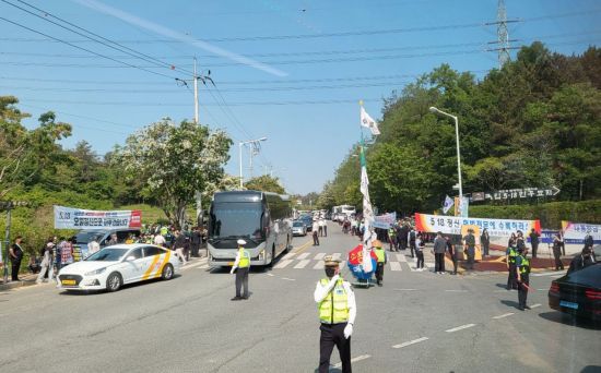 18일 42주년 5·18민주화운동 기념식이 열린 광주 북구 국립5·18민주묘지 입구에 현수막이 걸려 있다. 사진=권현지 기자