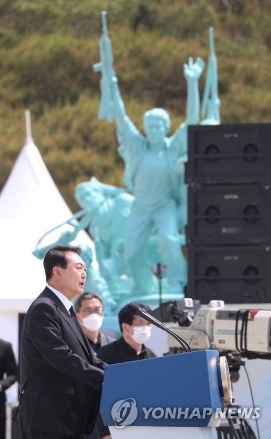 윤석열 대통령이 18일 오전 광주 북구 국립 5·18 민주묘지에서 열린 제42주년 5·18민주화운동 기념식에서 기념사 하고 있다. [이미지출처=연합뉴스]