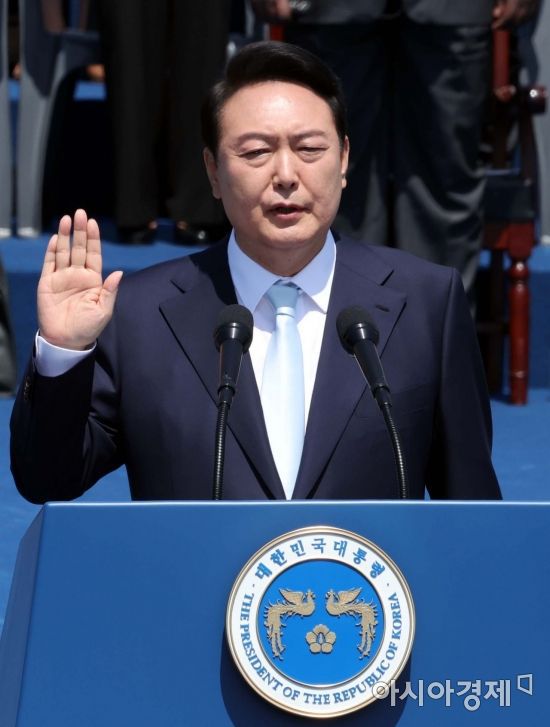 윤석열 대통령이 지난 10일 국회에서 열린 제20대 대통령 취임식에 취임선서를 하고 있다./윤동주 기자 doso7@