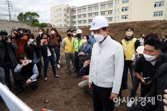 오세훈 서울시장이 4월 29일 서울 종로구 송현동 부지를 점검하고 있다. 서울시는 ‘이건희 기증관(가칭)’이 들어설 예정인 송현동 부지를 ‘쉼과 문화가 있는 열린 공간’으로 조성해 올 하반기 광화문광장 재개장 시기에 맞춰 함께 개방하기로 했다. /문호남 기자 munonam@