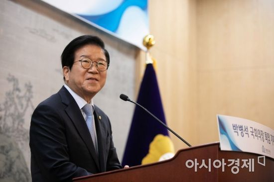 박병석 국회의장이 26일 국회에서 기자간담회를 열고 21대 국회 전반기를 이끈 소회를 밝히고 있다. 박 의장은 오는 29일 퇴임한다./윤동주 기자 doso7@