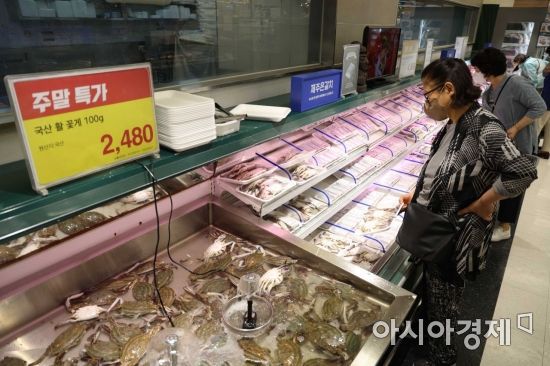 소비자 물가 상승세가 이어지면서 장바구니 물가에 비상이 걸렸다. 19일 서울 시내 한 대형마트에서 시민들이 장을 보고 있다. /문호남 기자 munonam@