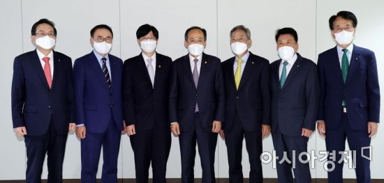 추경호 부총리 겸 기획재정부 장관(가운데)과 김소영 금융위 부위원장(왼쪽 세 번째), 5대 금융지주 회장단이 27일 서울 중구 은행회관에서 열린 금융기관 간담회에 앞서 기념촬영을 하고 있다. 왼쪽부터 손태승 우리금융지주 회장, 조용병 신한금융지주 회장, 김소영 부위원장, 추경호 부총리, 윤종규 KB금융지주 회장 , 함영주 하나금융지주 회장, 손병환 농협금융지주 회장./김현민 기자 kimhyun81@