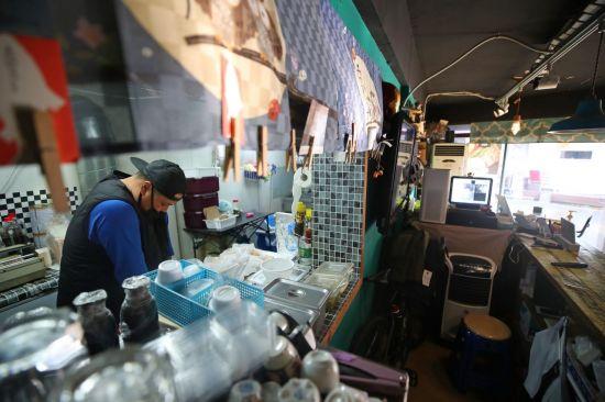 서울 은평구의 한 선술집에서 가게 사장이 저녁 장사를 준비하고 있다. [이미지출처=연합뉴스]