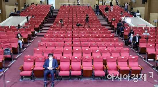 1일 국회 의원회관에 마련된 더불어민주당 개표 종합상황실에 이재명 총괄선대위원장 등이 자리를 비워 썰렁한 모습을 보여주고 있다.