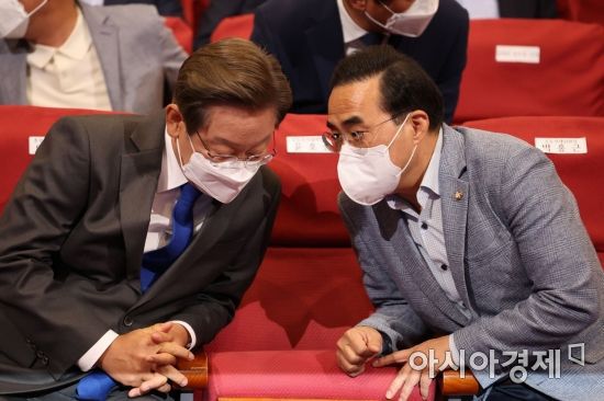 이재명 더불어민주당 총괄선대위원장이 1일 국회에 마련된 종합상황실에서 박홍근 원내대표와 이야기를 나누고 있다./윤동주 기자 doso7@